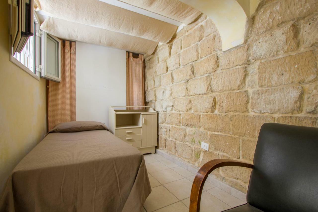 Explore The Historic City On Foot From An Old Town House Lecce Eksteriør billede